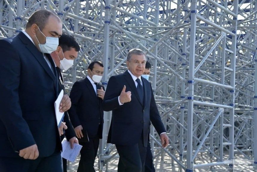 Президент Узбекистана проинспектировал строительство путепровода в Самарканде
