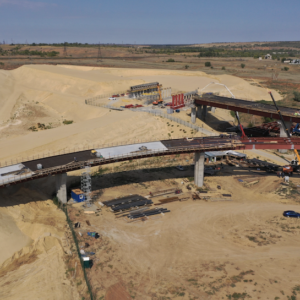 На строительстве нового моста через ВДСК началось бетонирование проезжей части