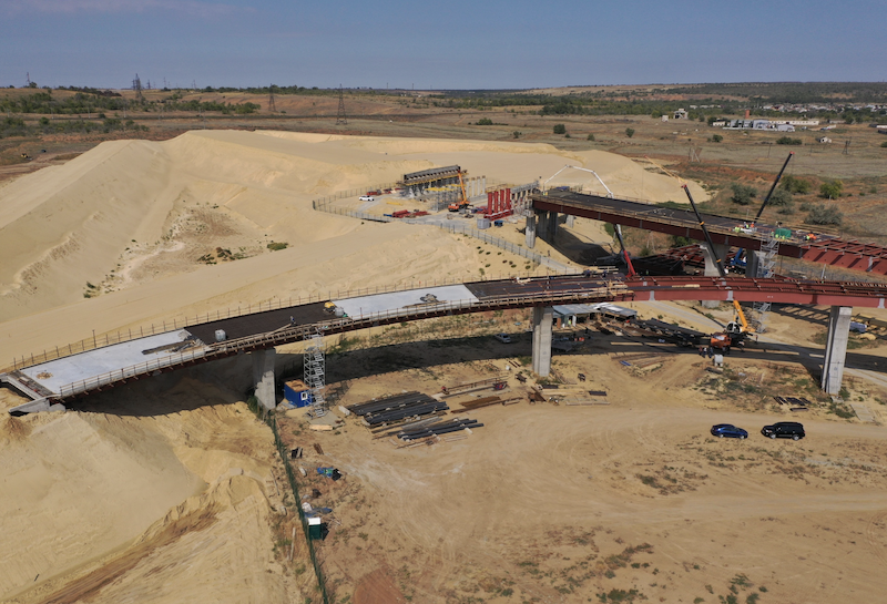 На строительстве нового моста через ВДСК началось бетонирование проезжей части