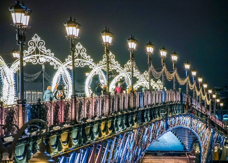 Освещение Патриаршего моста стало полностью светодиодным, но сохранило исторический облик