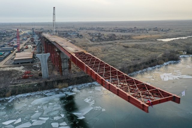 Под Волгоградом начали надвижку пролетов моста через Волго-Донской судоходный канал