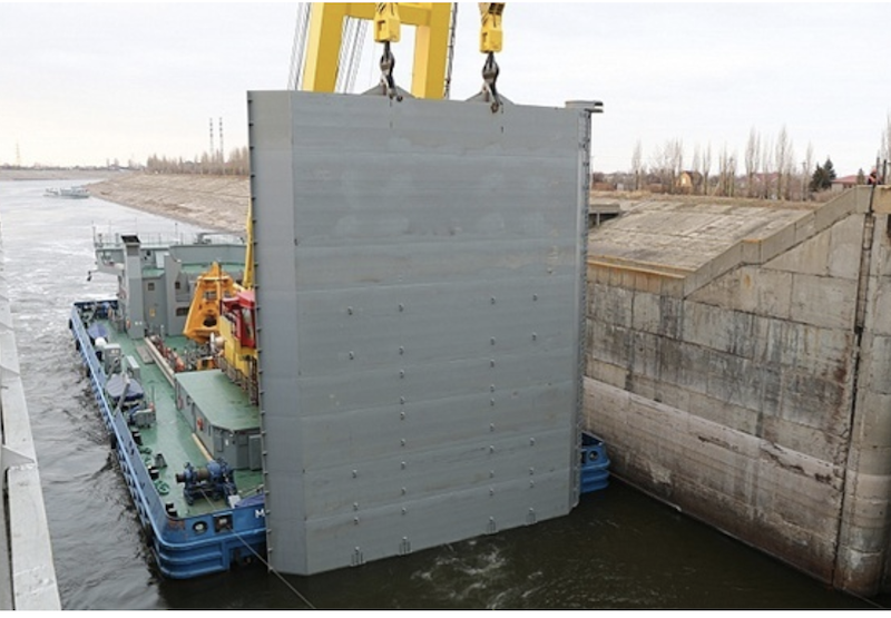 В рамках реконструкции ВДСК на шлюзе Волжской ГЭС ввели в эксплуатацию новые многотонные ворота