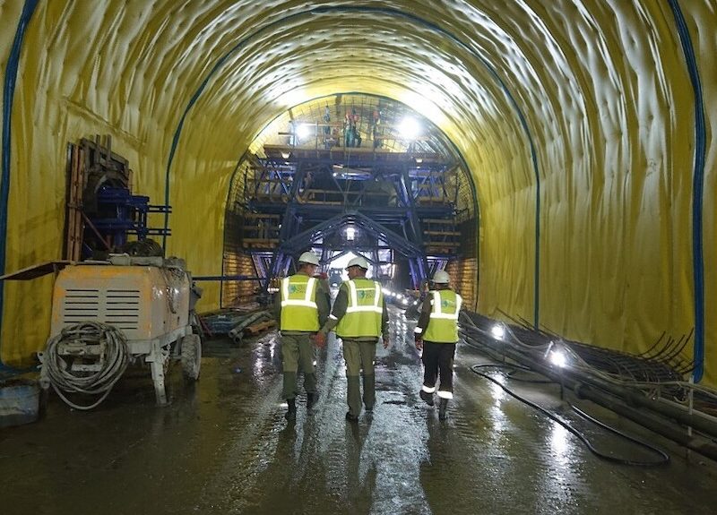 На строительстве Керакского тоннеля на Транссибе забетонирована половина сводов и стен