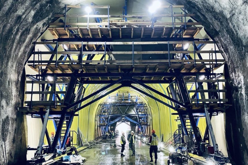 На строительстве Керакского тоннеля начинается укладка пути пониженной вибрации