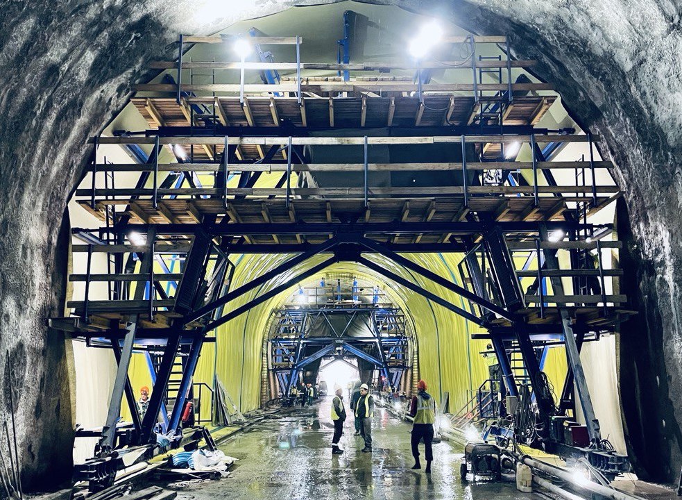 На строительстве Керакского тоннеля начинается укладка пути пониженной вибрации