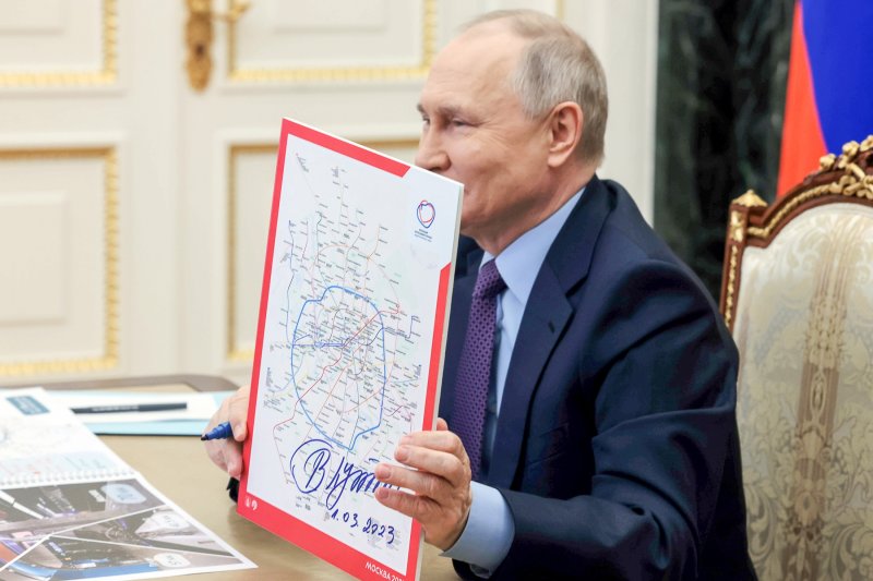 Путин наградил сотрудников Стройкомплекса Москвы и метростроевцев за строительство БКЛ
