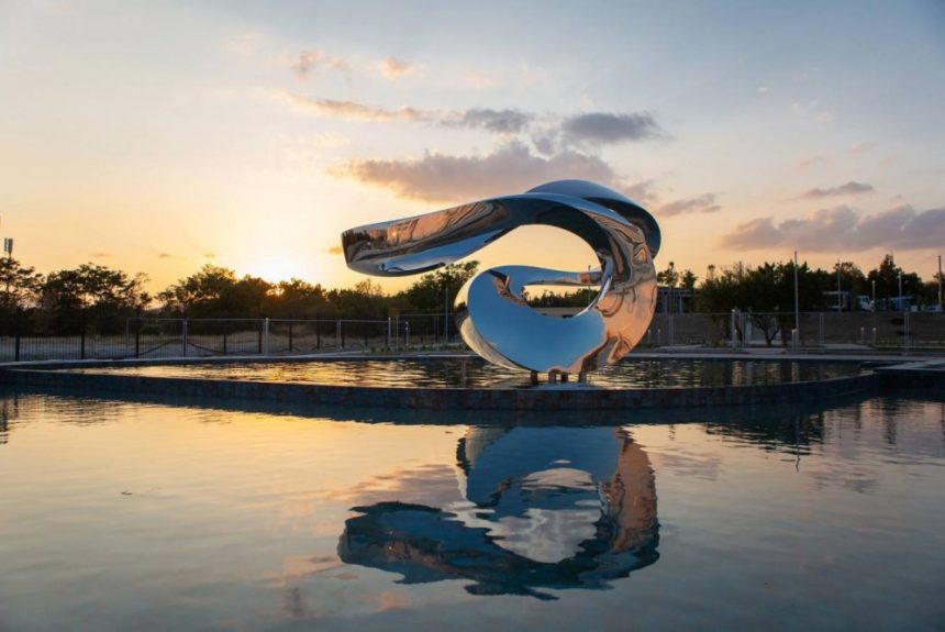 В парке у «Геленджик Арены» установили пятиметровый арт-объект канадского скульптора