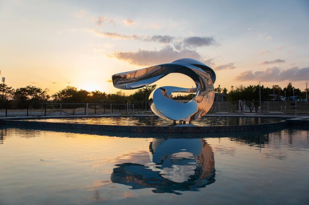 В парке у «Геленджик Арены» установили пятиметровый арт-объект канадского скульптора