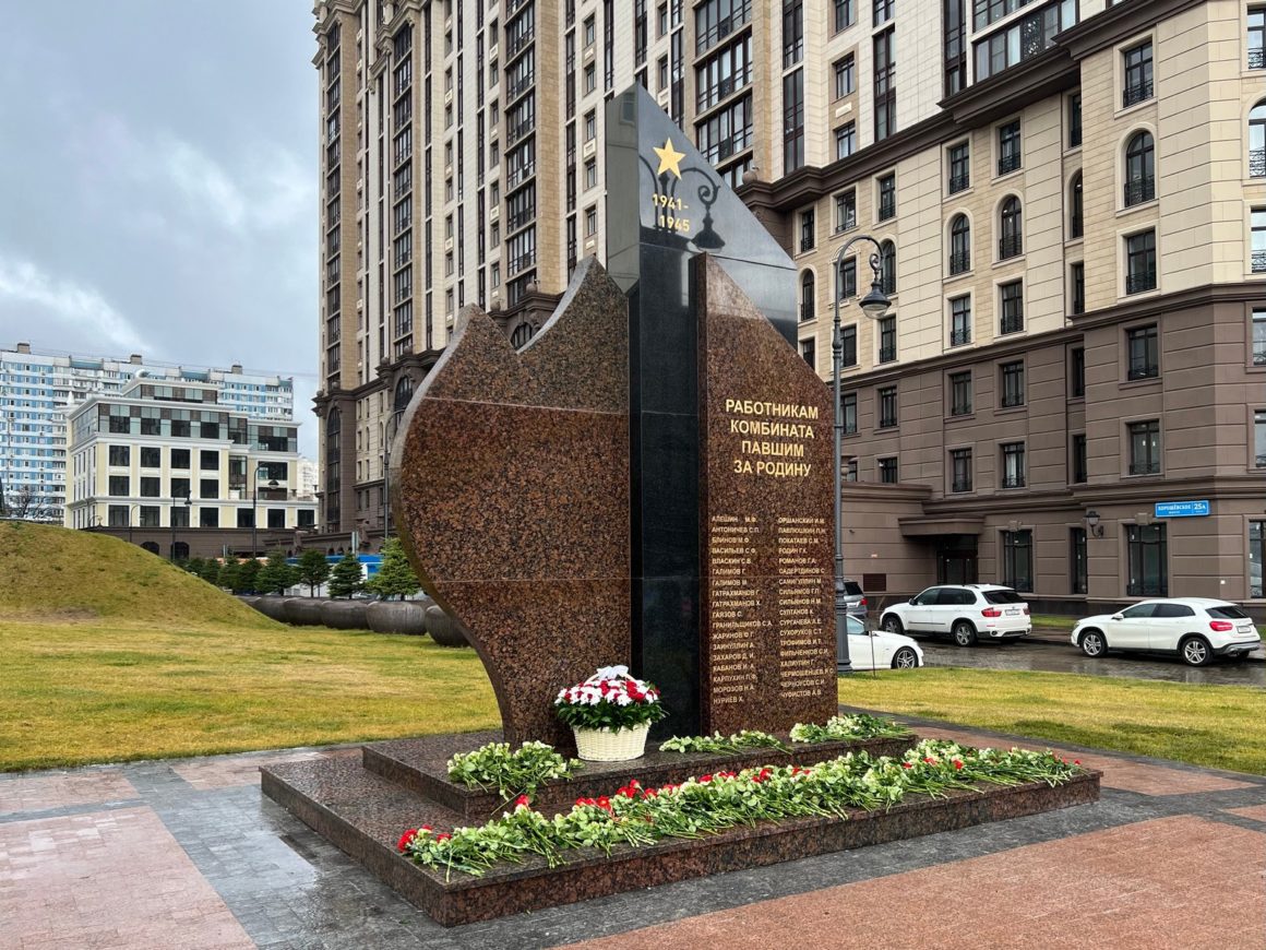 У ЖК «Династия» установлен памятник защитникам Отечества