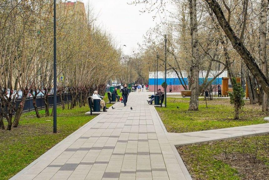 Возле десяти станций БКЛ метро Москвы благоустроили территории