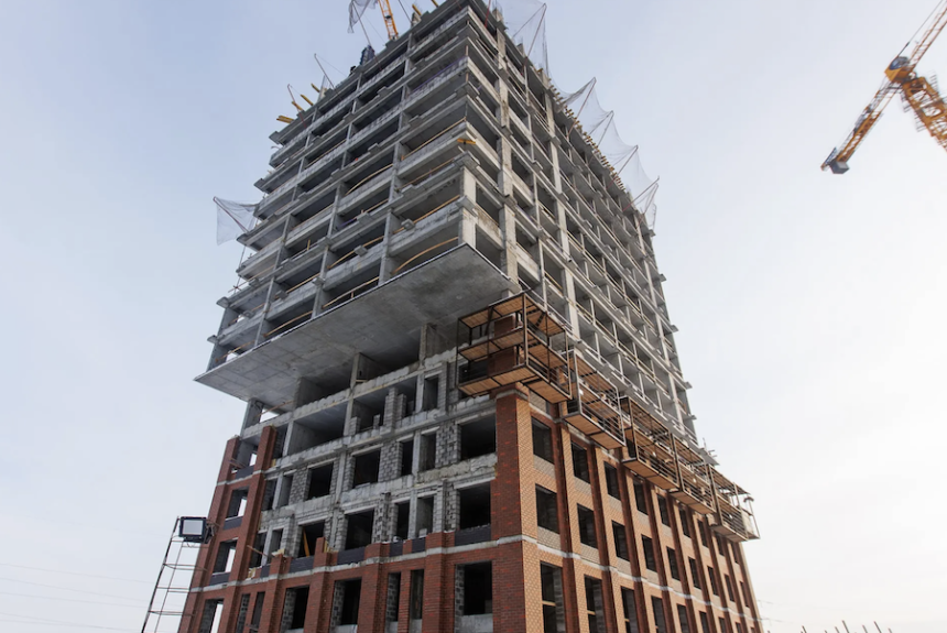 Самое высокое здание в Тюмени в составе ЖК «Звездный»  построили более чем наполовину