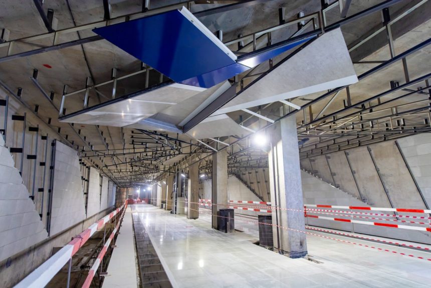 На строительстве станции метро «Вавиловская» начали устройство внутренних помещений